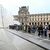 Die Polizei ist weiter am Louvre im Einsatz. - Foto: Emma Da Silva/AP/dpa