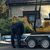 Auch ein kleiner Bagger kam bei der Suche nach Hinweisen zum Einsatz. - Foto: Sarah Knorr/dpa