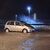 In Wilhelmshaven steht ein Auto auf einem überfluteten Parkplatz.  - Foto: Kai Moorschlatt/dpa