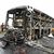 Die verkohlten Überreste des Passagierbusses liegen auf einer Landstraße im Dorf Chinnatekuru. - Foto: -/AP/dpa