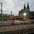 Zehn Tage lang sind Arbeiter nun an der Strecke rund um den Kölner Hauptbahnhof beschäftigt. Unter anderem werden Weichen und Oberleitungen erneuert. - Foto: Henning Kaiser/dpa