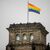 Die Regenbogenfahne auf dem Reichstag ist 2025 ein Zankapfel. (Archivbild) - Foto: Christoph Soeder/dpa