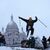 Ein Mann springt mit seinen Skiern den Hügel bei der Basilika Sacre-Coeur im französischen Paris hinunter. - Foto: Aurelien Morissard/AP/dpa