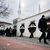 Blumengebinde stehen anlässlich eines Trauergebets vor der Beerdigung eines 62-Jährigen vor der Neuköllner Sehitlik-Moschee.  - Foto: Bernd von Jutrczenka/dpa
