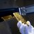 Gold gilt vielen Anlegern als sicherer Hafen in Zeiten politischer Krisen (Archivbild) - Foto: Sven Hoppe/dpa/dpa-tmn
