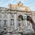 Ein Besucher macht ein Foto des Trevi-Brunnens. (Archivbild) - Foto: Andrew Medichini/AP/dpa