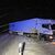 Ein Lkw ist in Rheinland-Pfalz aufgrund der schneeglatten Fahrbahn ins Rutschen gekommen und hat so den Verkehr blockiert. - Foto: Polizeiinspektion Morbach/dpa