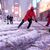 Ein Arbeiter schaufelt Schnee auf dem Times Square in New York. Ein heftiger Schneesturm zieht über den Nordosten der USA hinweg. - Foto: Seth Wenig/AP/dpa