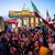 Auch am Brandenburger Tor demonstrierten Menschen gegen die autoritäre Führung in Teheran. - Foto: Christophe Gateau/dpa